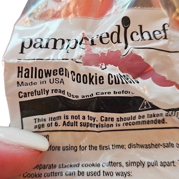 Pampered Chef Halloween cookie cutters - Picture 3 of 3